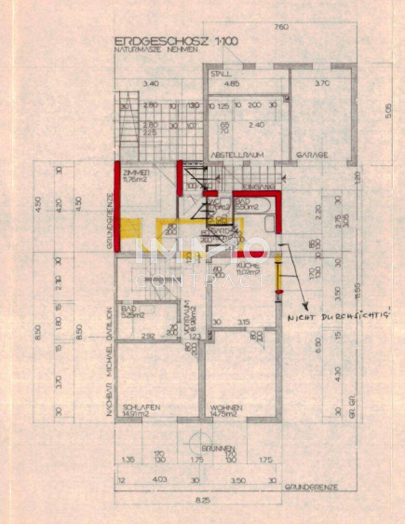 Grundriss des Erdgeschosses mit Küche, Wohnzimmer und Garage, Maßstab 1:100.