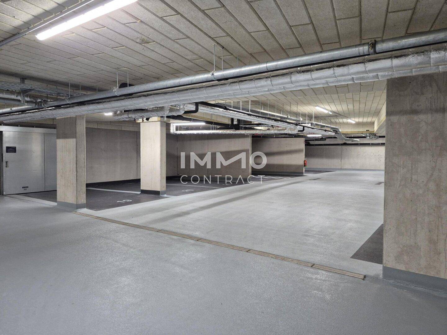 Geräumige Tiefgarage mit Betonpfeilern und markierten Parkplätzen.