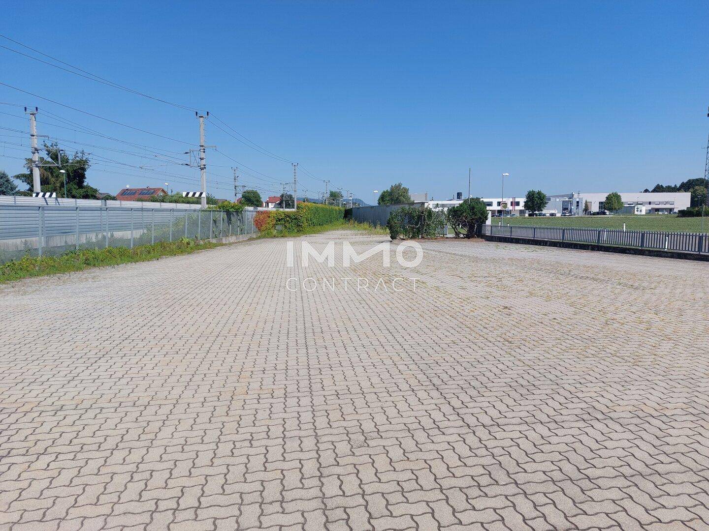 Großer gepflasterter Freiplatz, ideal als Parkplatz oder Lagerfläche, angrenzend an Bahngleise.