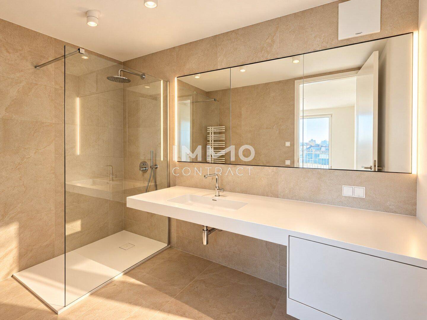 Modernes Badezimmer mit großer begehbarer Dusche, Einzelwaschbecken und beleuchtetem Spiegelschrank.