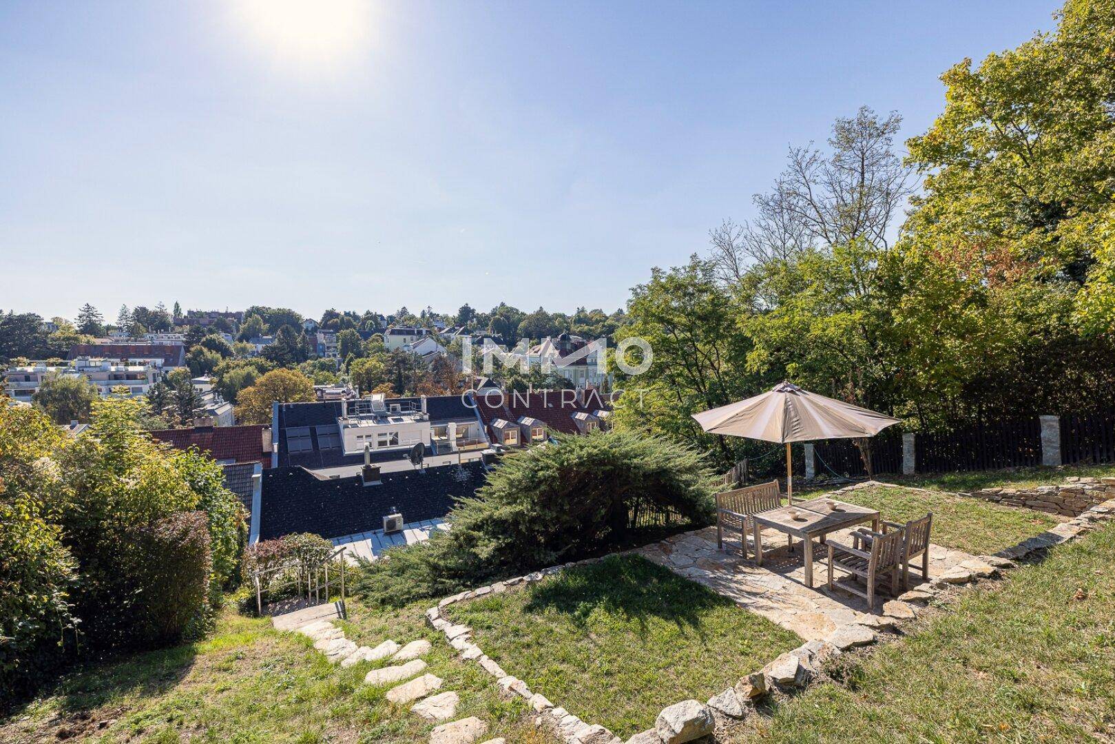 Großer, terrassierter Garten mit Sitzgelegenheiten und weitem Blick über die Stadt.
