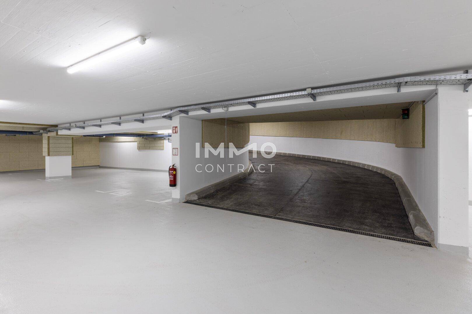 Geräumige Tiefgarage mit Zufahrtsrampe und ausreichend Parkplätzen.