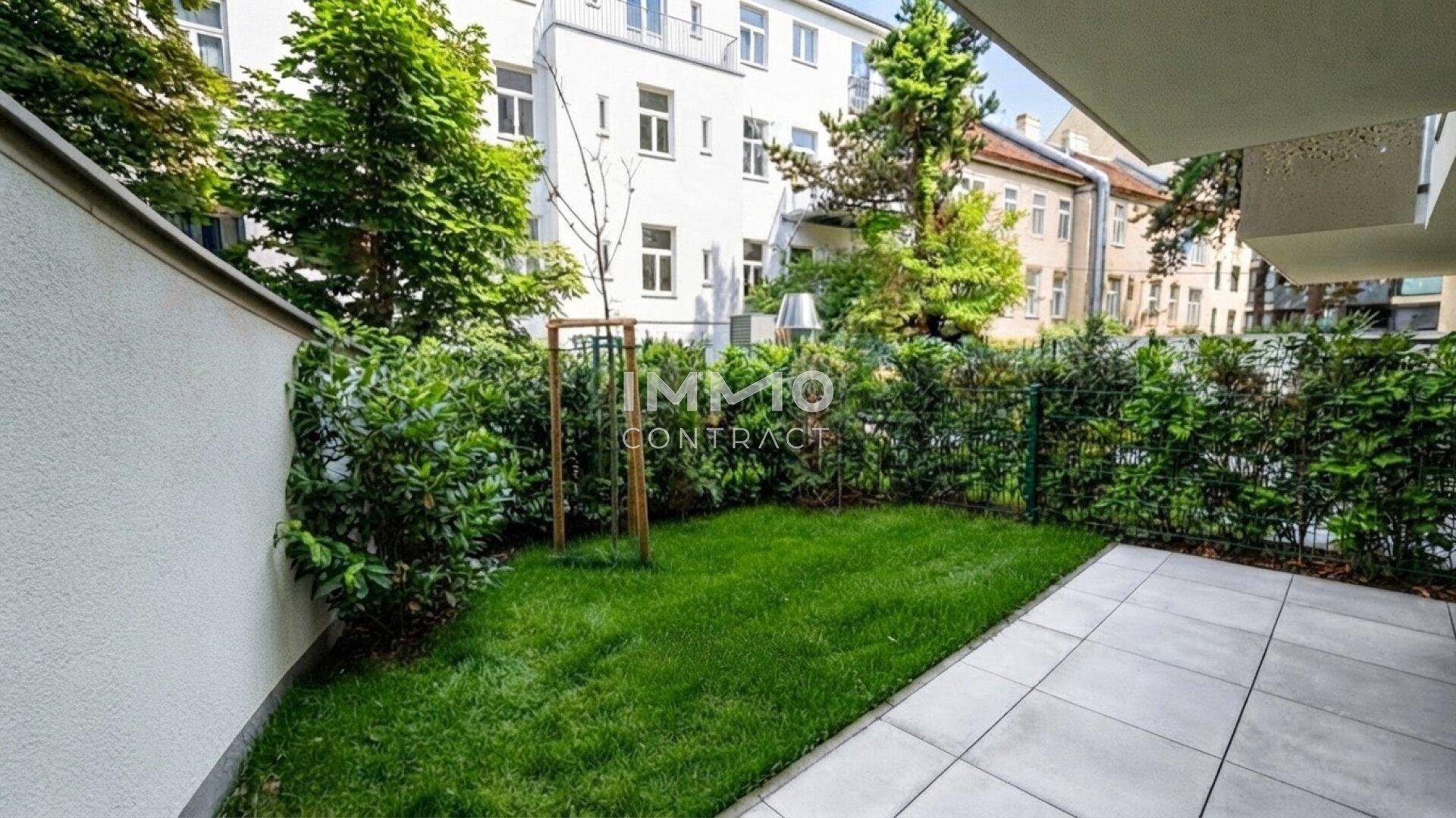Kleiner, gepflegter Gartenbereich mit Terrasse und Hecken, umgeben von einer ruhigen Wohngegend.