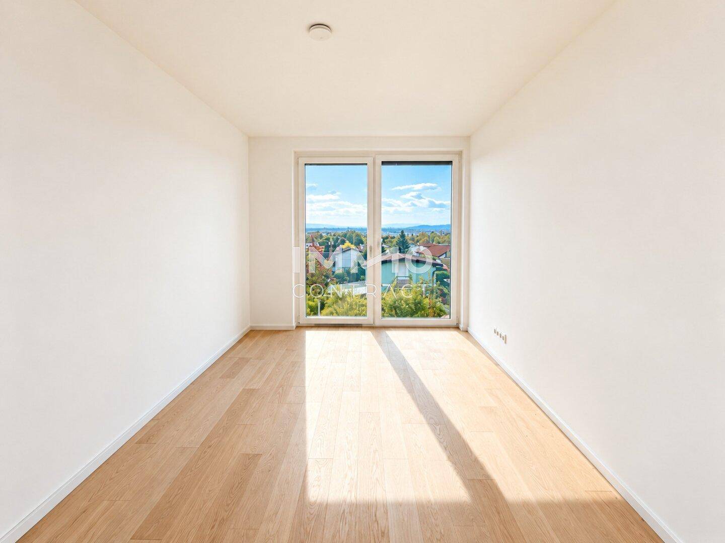 Helles Schlafzimmer mit Holzboden und großem Fenster, das einen weiten Ausblick bietet.