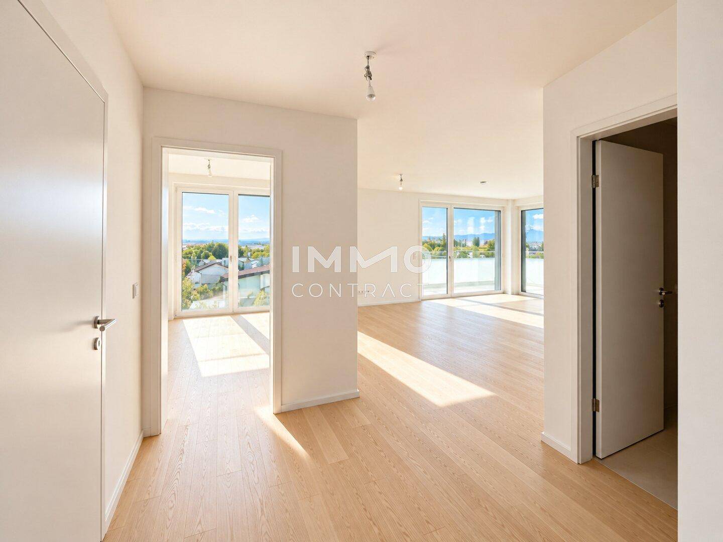 Heller Flur mit Holzboden, der zu verschiedenen Räumen und einem sonnigen Balkon führt.