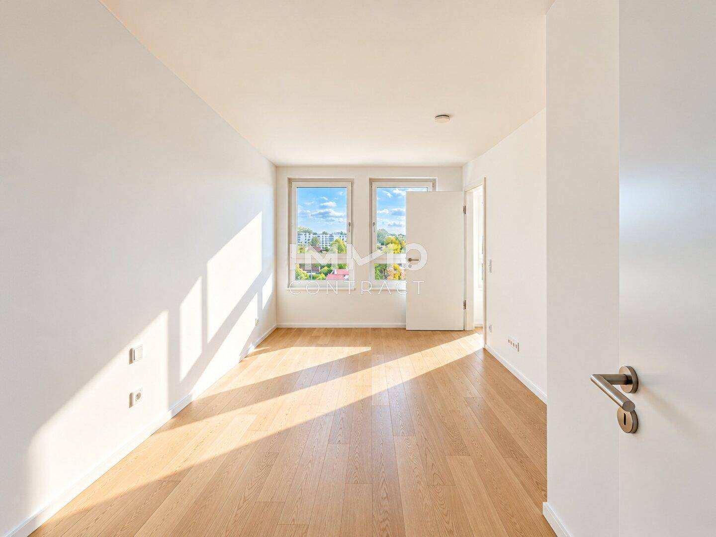Helles Schlafzimmer mit Holzboden und zwei Fenstern, die viel Tageslicht hereinlassen.