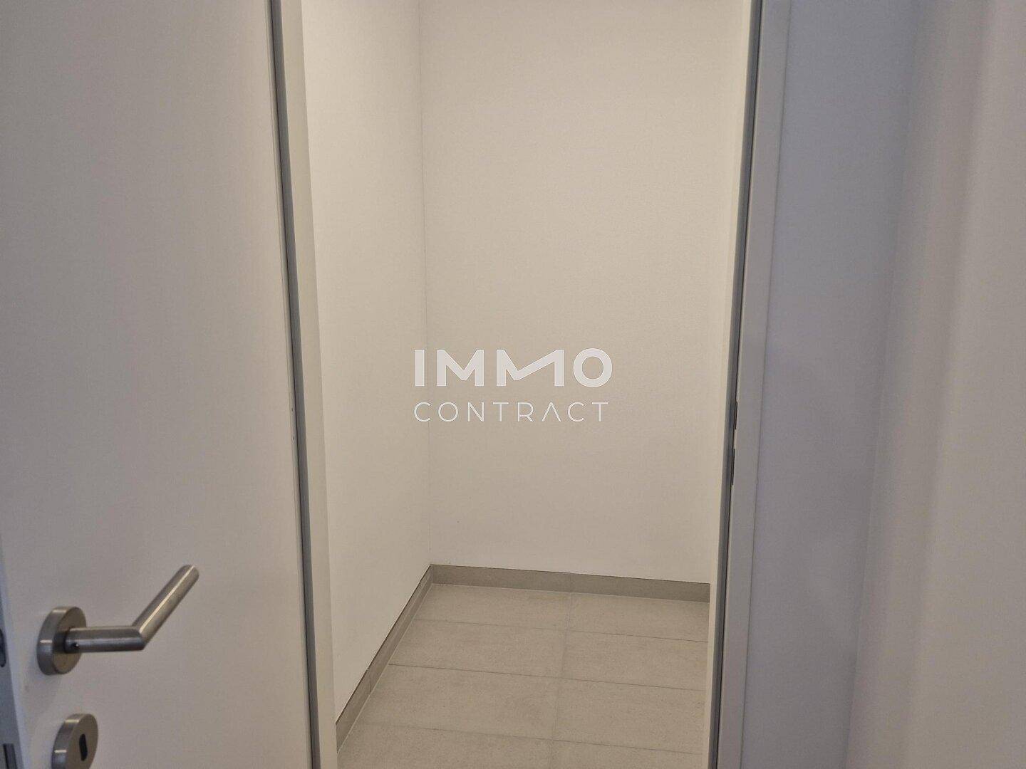 Kleiner, leerer Abstellraum mit Fliesenboden, ideal für zusätzlichen Stauraum in der Wohnung.