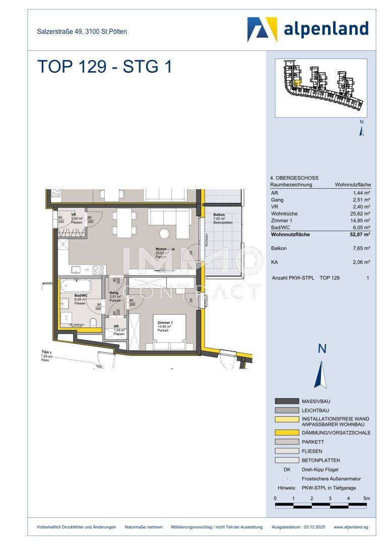 Detaillierter Grundriss einer Wohnung mit Wohnküche, Schlafzimmer und Balkon, zeigt Raumaufteilung.