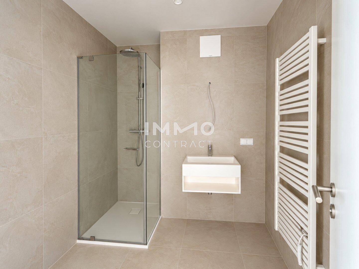 Modernes Badezimmer mit begehbarer Dusche, beigefarbenen Fliesen und Handtuchheizkörper.