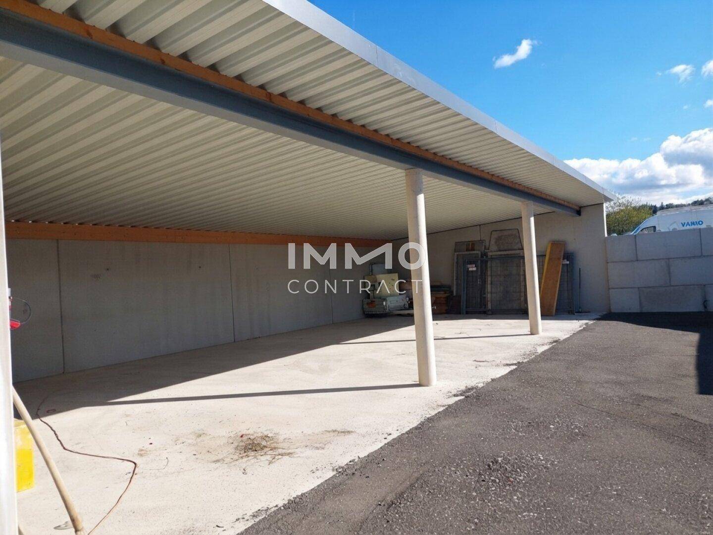 Geräumiger überdachter Bereich mit Betonboden, ideal als Carport oder Lagerfläche, unter klarem Himmel.