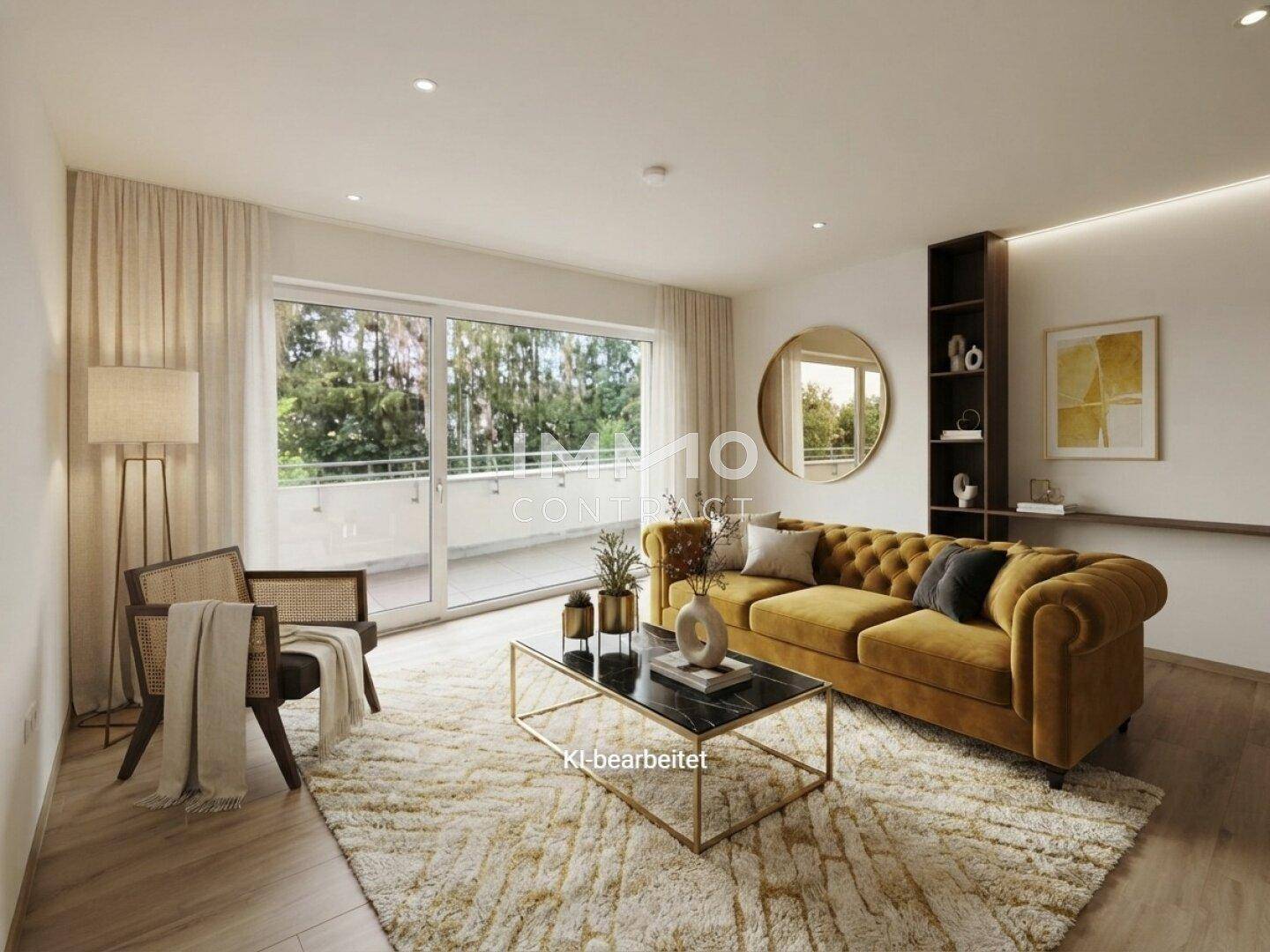 Helles Wohnzimmer mit modernem Sofa, Holzboden und großem Fenster mit Zugang zum Balkon.