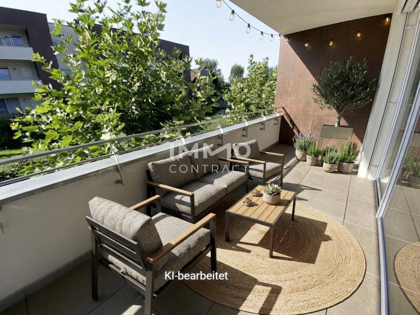 Gemütlicher Balkon mit modernen Outdoor-Möbeln, Pflanzen und Lichterkette, umgeben von viel Grün und Stadtblick.