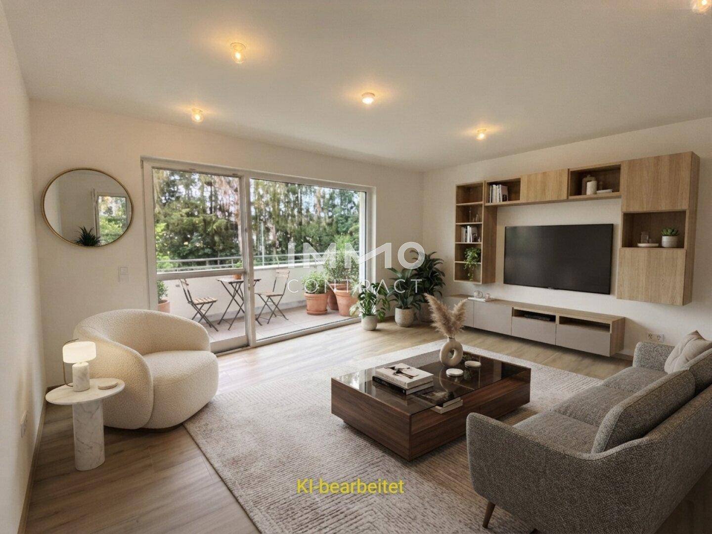 Helles Wohnzimmer mit modernem Interieur, Balkonzugang und Blick ins Grüne.