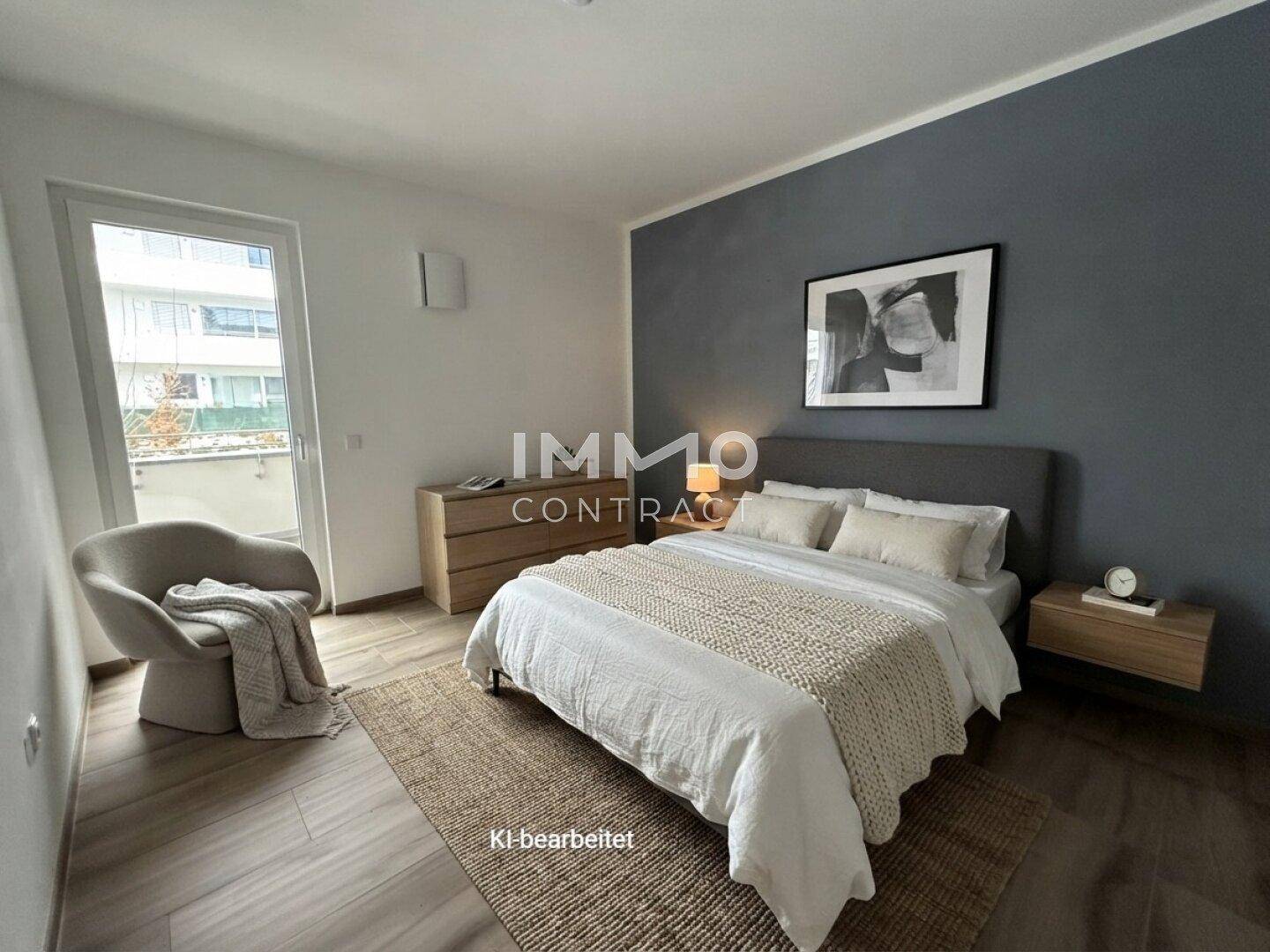 Modernes Schlafzimmer mit dunkler Akzentwand, Holzboden und direktem Balkonzugang.