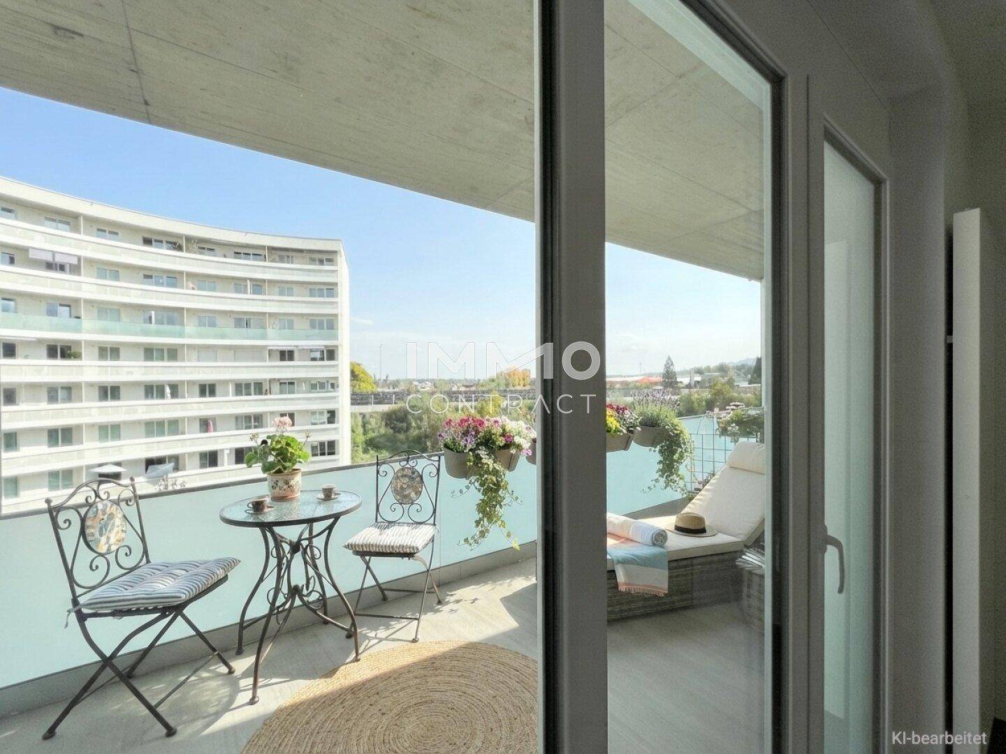 Geräumiger Balkon mit Sitzgelegenheiten und Blick auf die Stadt und umliegende Gebäude.