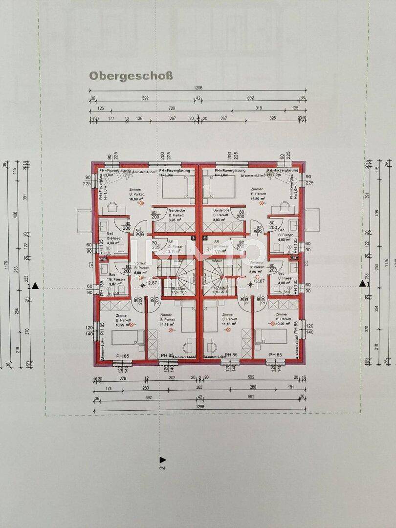 Grundriss des Obergeschosses mit Schlafzimmern, Bädern, Balkonzugang und Ankleidebereichen.