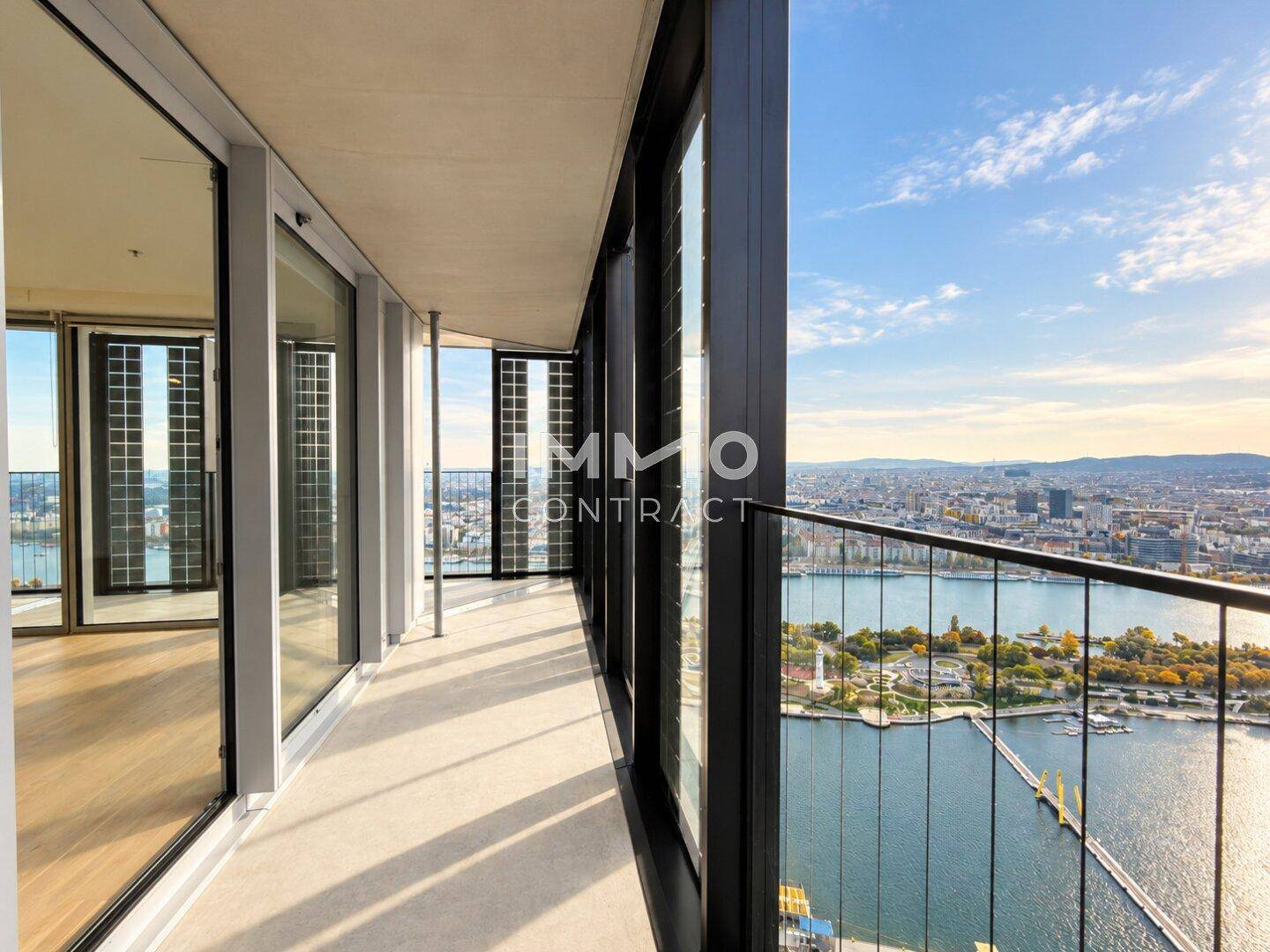 Lange Loggia mit weitem Blick über die Stadt und den Fluss, ideal für entspannte Stunden im Freien.