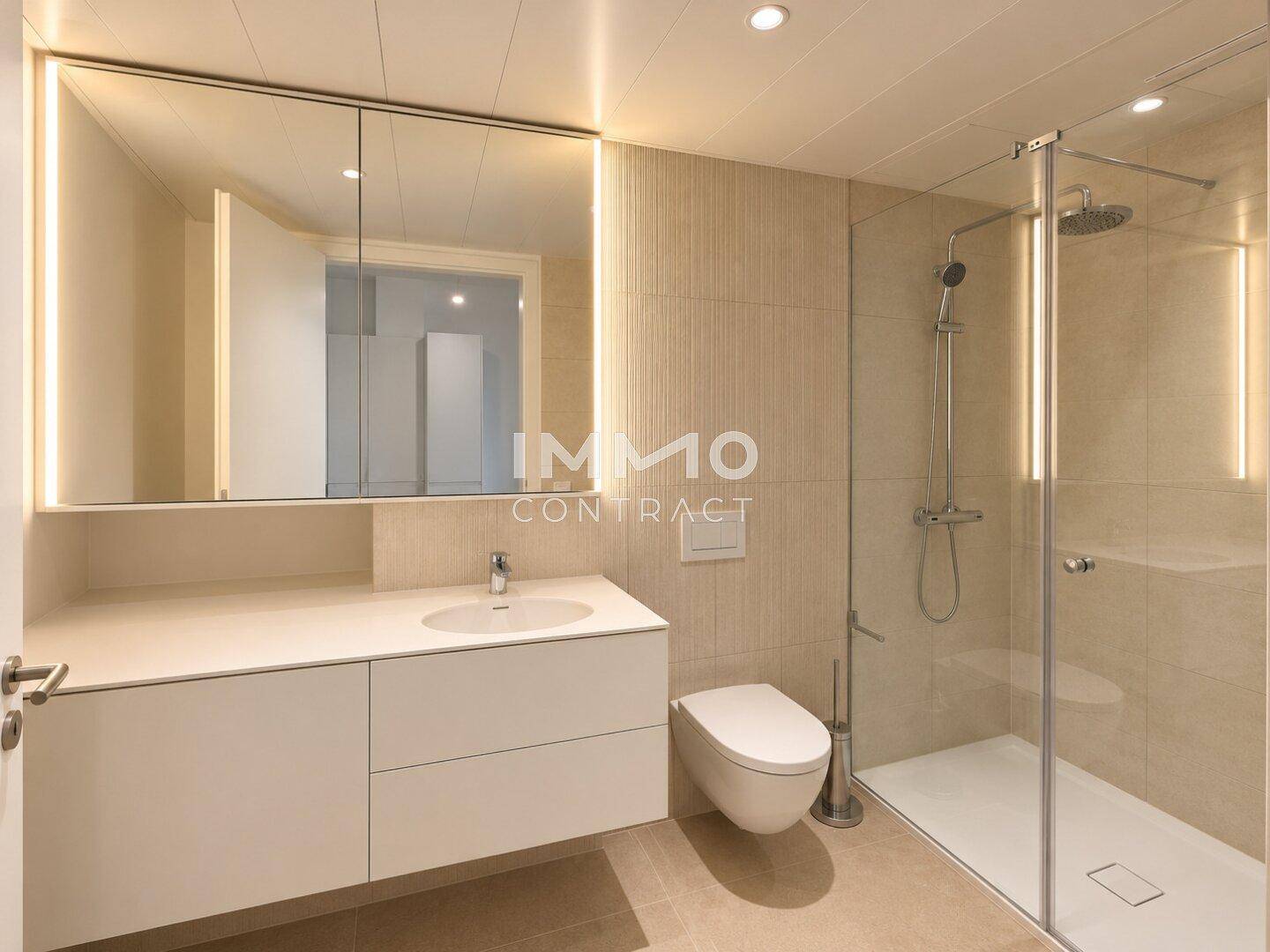 Modernes Badezimmer mit begehbarer Dusche, wandhängendem WC und großem Spiegelschrank.