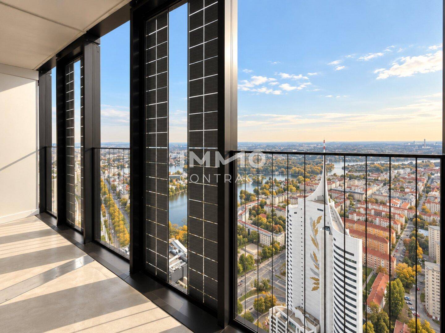 Geräumiger Balkon mit beeindruckendem Panoramablick über die Stadt und den Fluss.