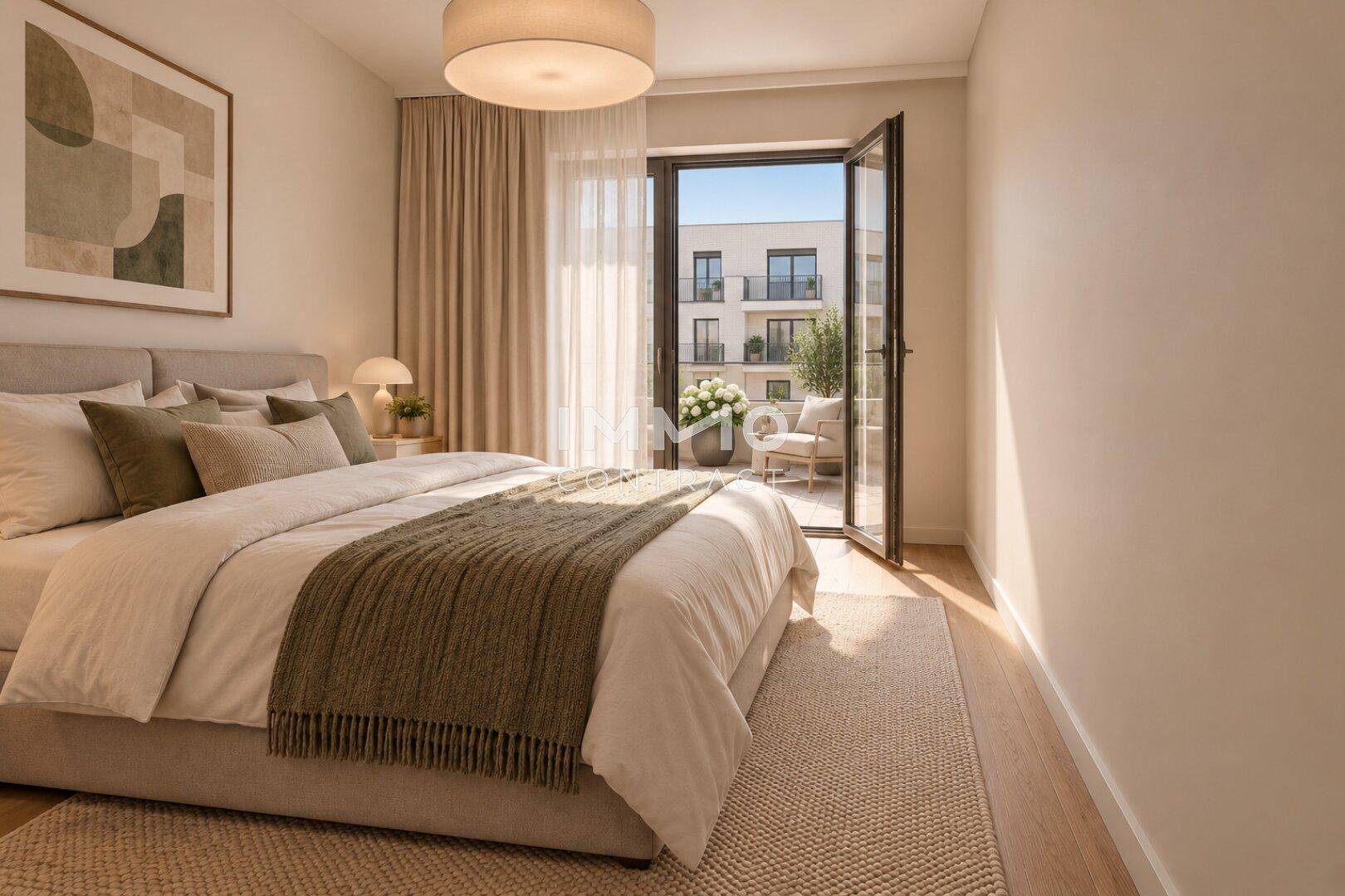 Gemütliches Schlafzimmer mit Doppelbett, Holzboden und direktem Zugang zu einem Balkon.