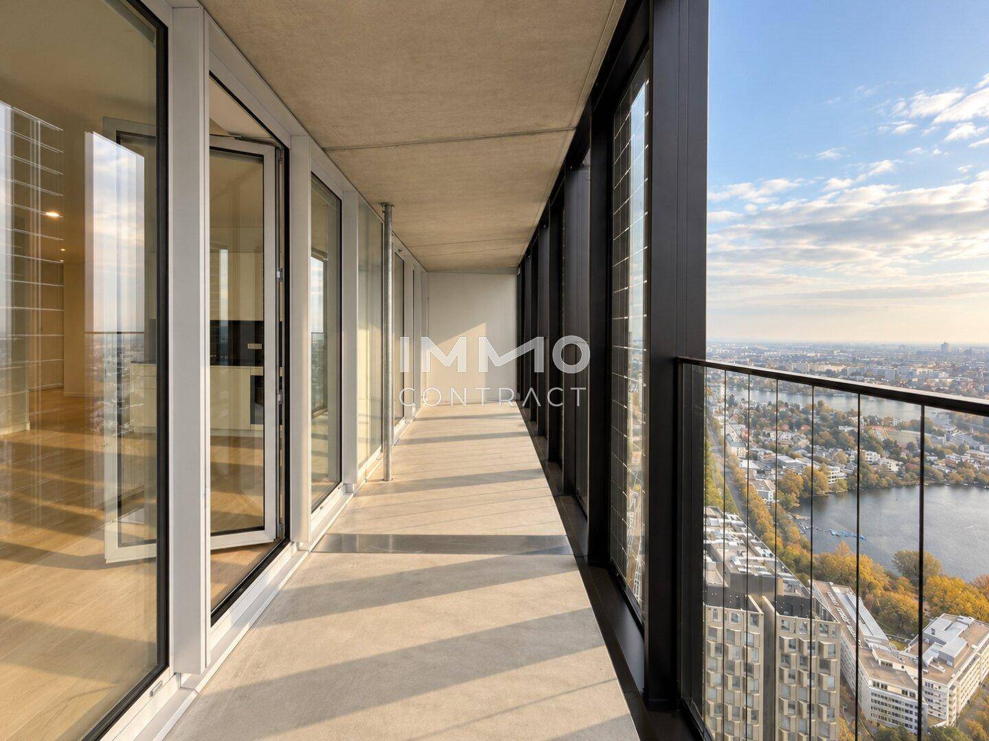 Lange, überdachte Loggia mit Panoramablick auf die Stadt und den Fluss, ideal für Entspannung.
