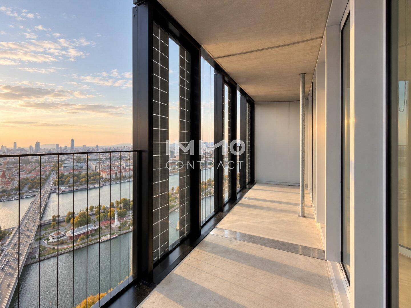 Langer Balkon mit Glasbrüstung und Panoramablick auf die Stadt, den Fluss und die Brücken.