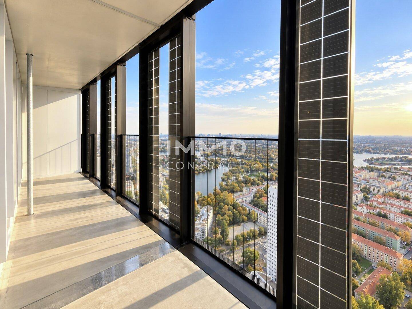 Langer Balkon mit Glasbrüstung und beeindruckendem Panoramablick über die Stadt und den Fluss.