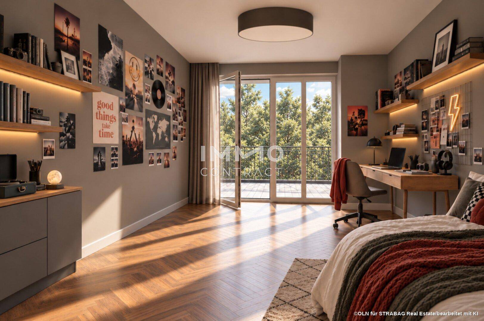 Modernes Schlafzimmer mit Holzboden, Schreibtisch und Zugang zu einem Balkon mit grüner Aussicht.