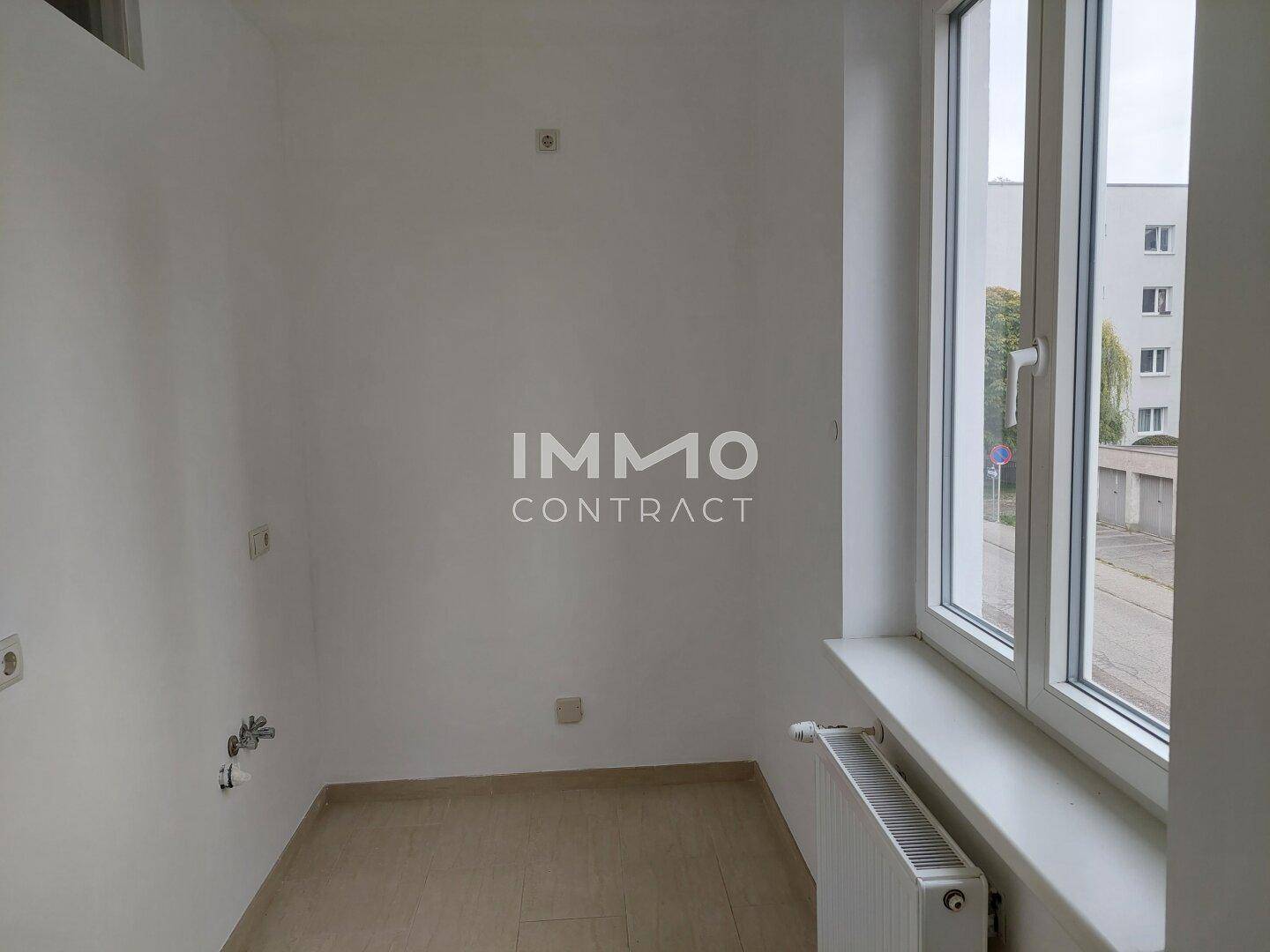 Leerer Raum mit Fliesenboden und Anschlüssen für eine Küche, bereit zur Installation.