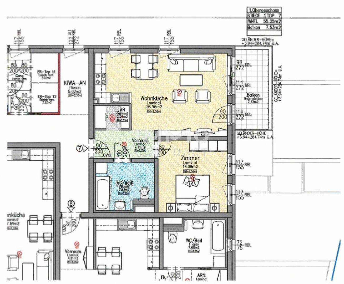 Grundriss einer Wohnung im 1. Obergeschoss mit offener Wohnküche, Schlafzimmer, zwei Bädern und einem Balkon.