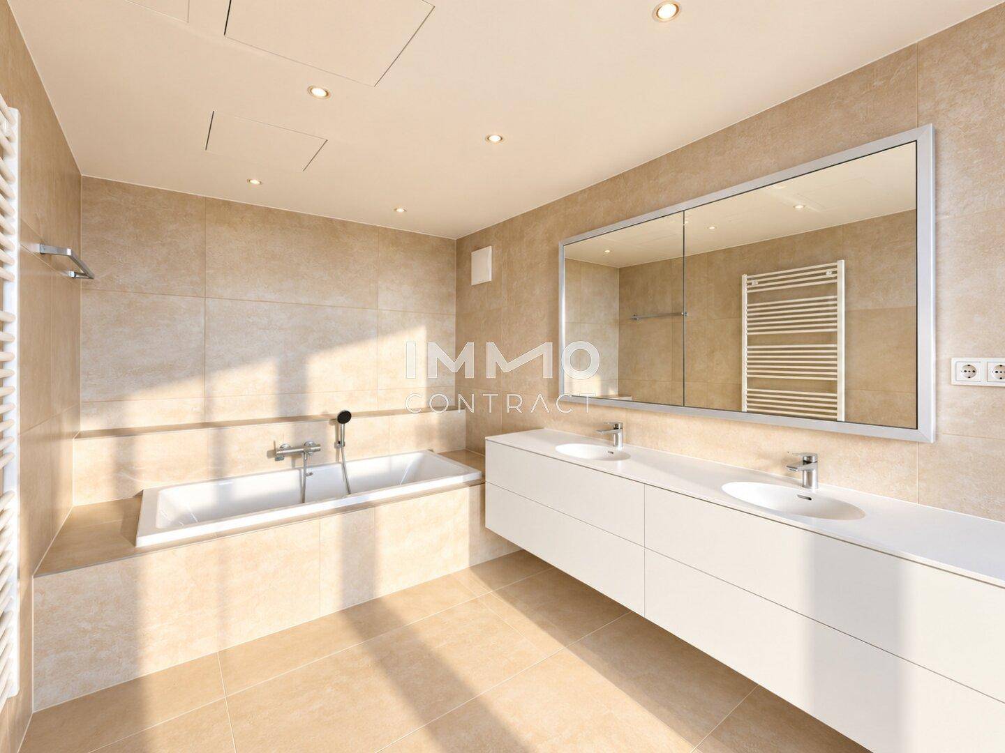 Elegantes Badezimmer mit Badewanne, Doppelwaschbecken und großem Spiegelschrank in hellen Farbtönen.