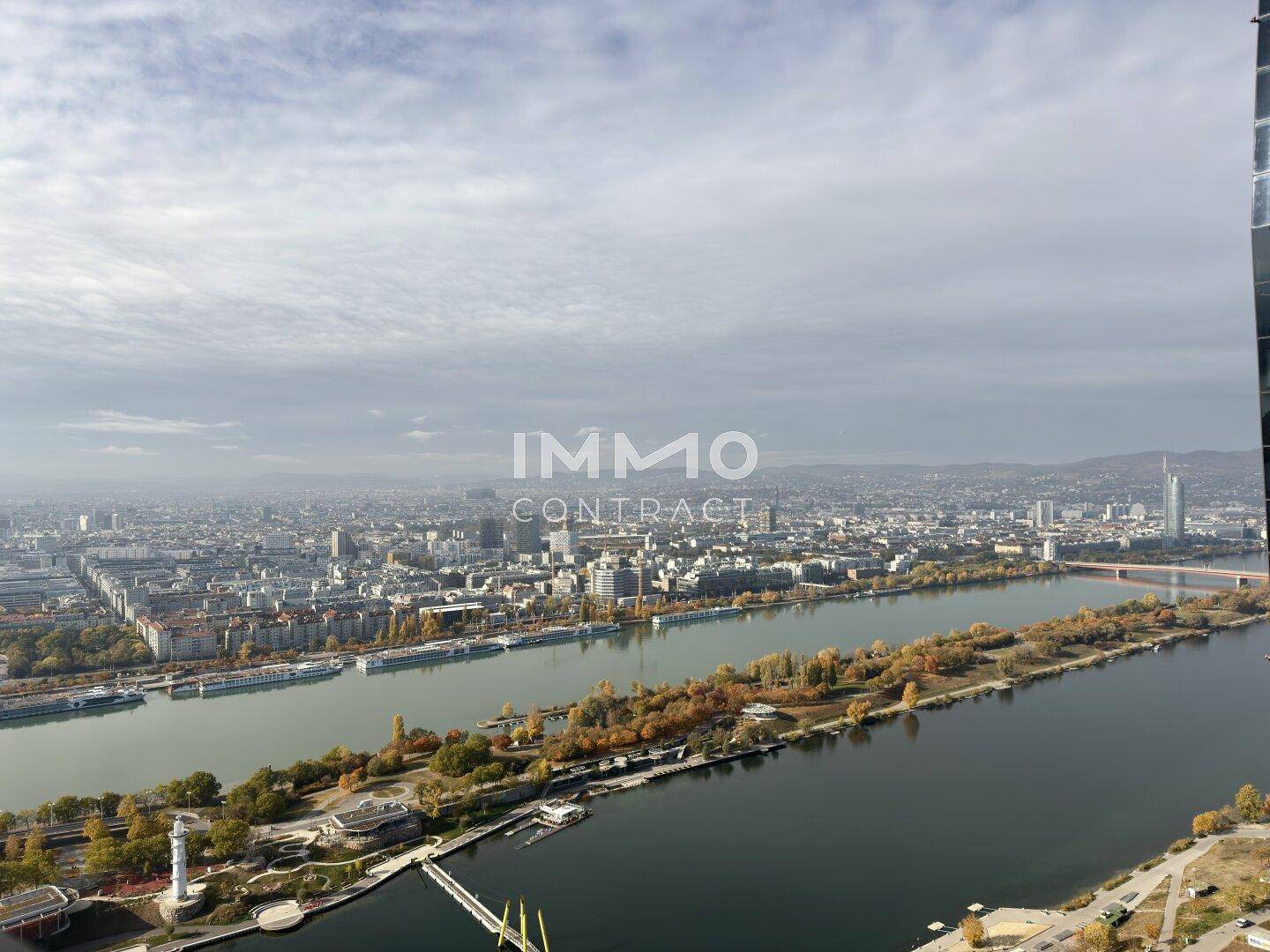 Panoramablick aus der Vogelperspektive auf die Stadt, den Fluss und die umliegende Landschaft.