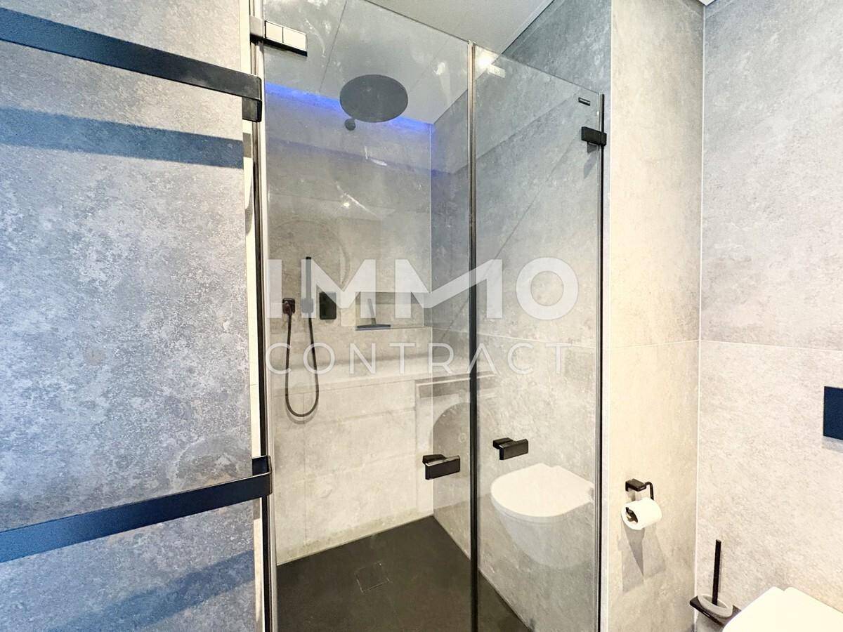 Dusche und Handtuchtrockner im Badezimmer