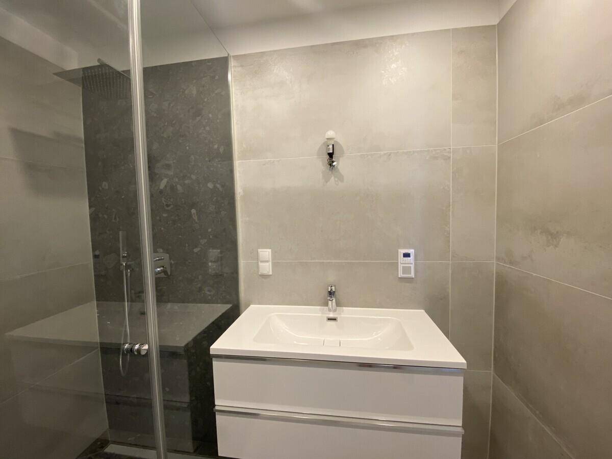Elegantes Badezimmer mit Dusche
