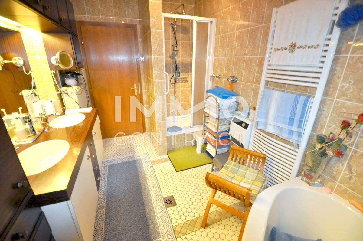 Badezimmer mit Doppelwascjbecken - Dusche und Badewanne