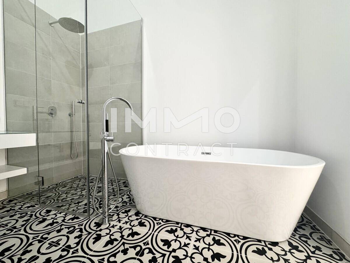 Bad mit Wanne und Dusche