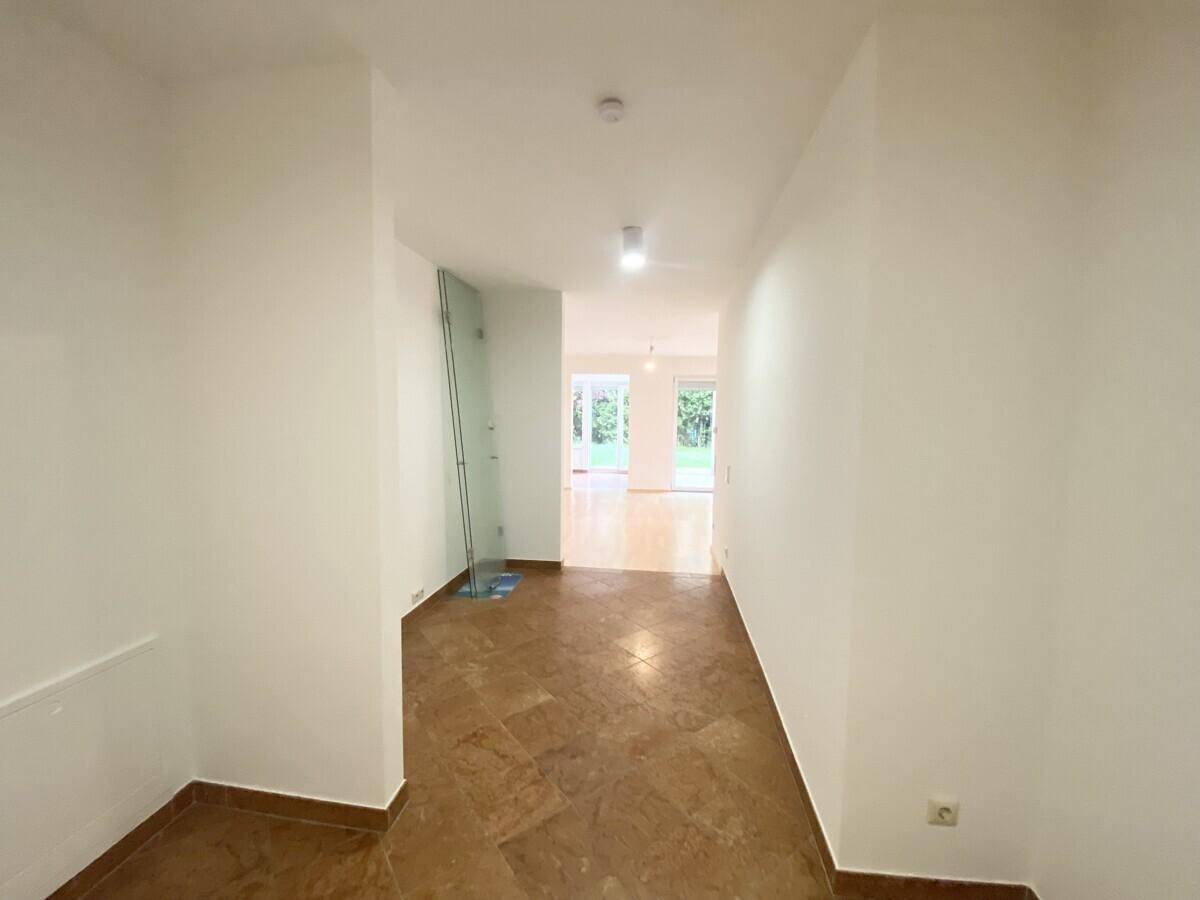 Vorzimmer mit viel Platz für raumhohe Schränke