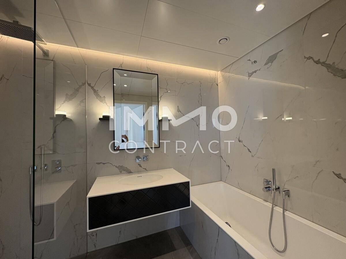 Badezimmer klassisch mit Badewanne und Dusche