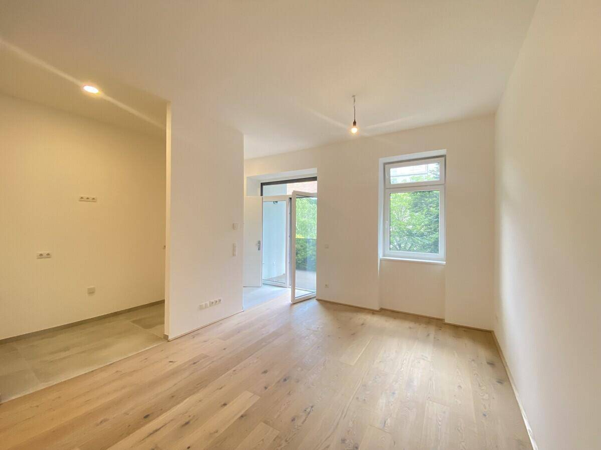 Wohnesszimmer mit Balkon