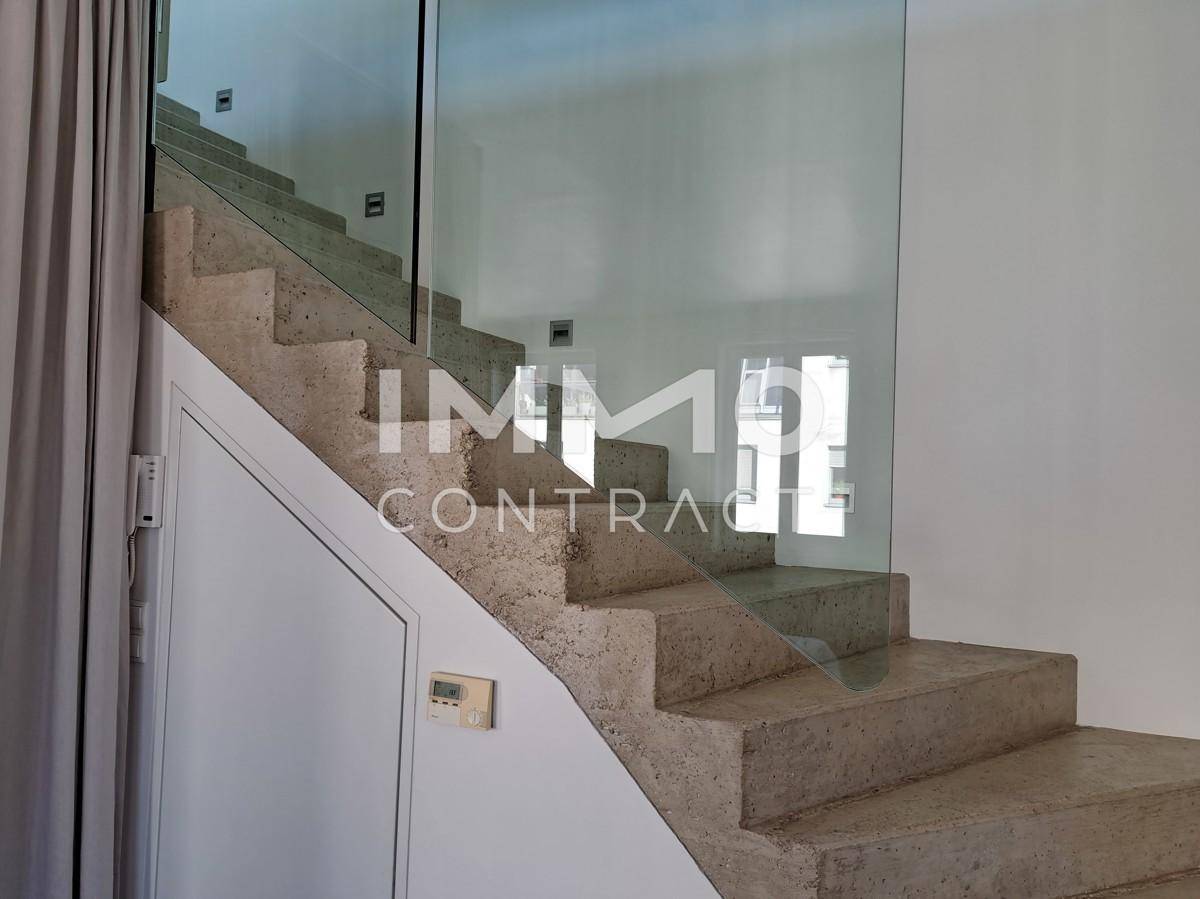 Moderne Treppe in den Privatbereich