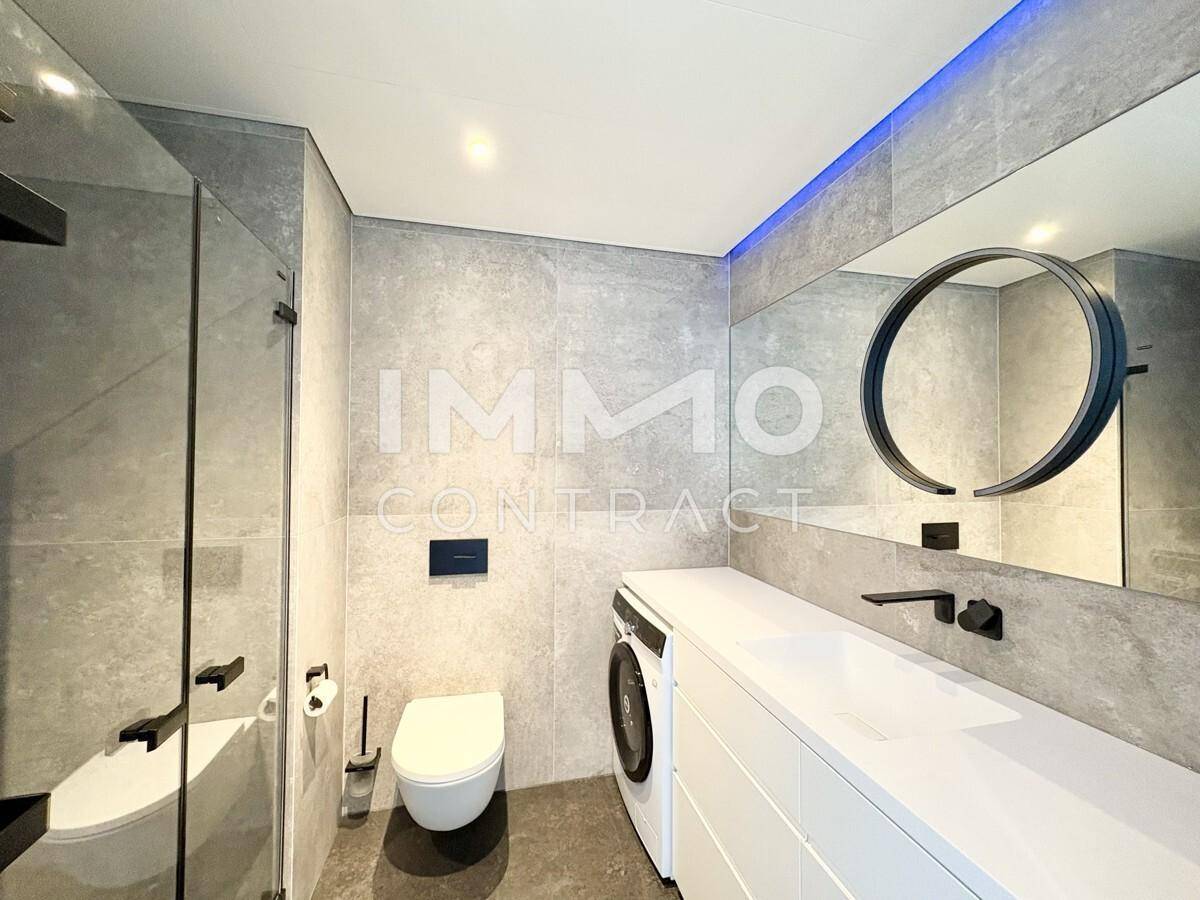 Elegantes Badezimmer mit Waschmaschine