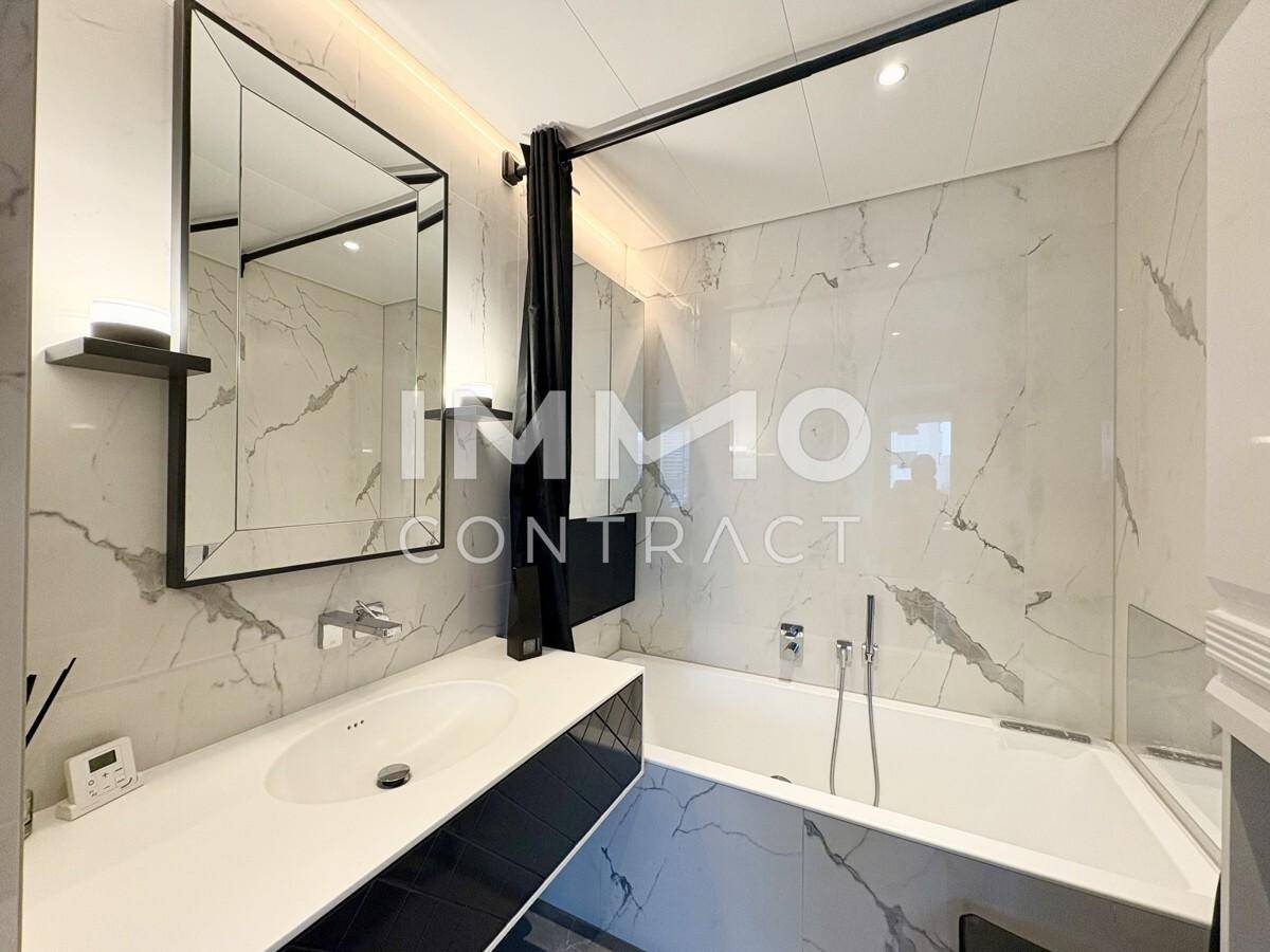 Badezimmer mit Badewanne und TV