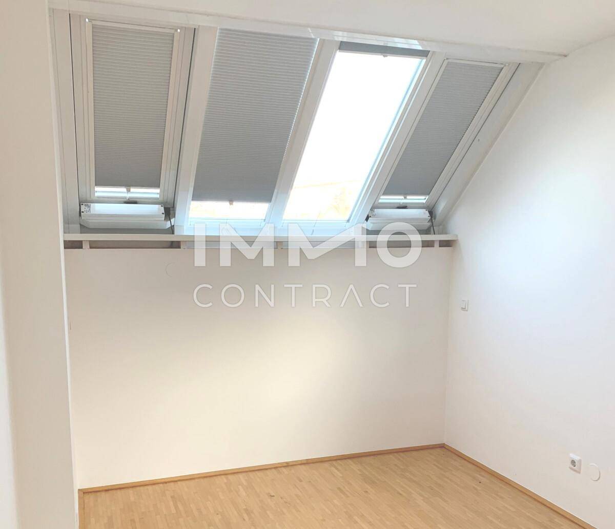 Schlafzimmer Wintergarten mit außenliegenden Jalousien