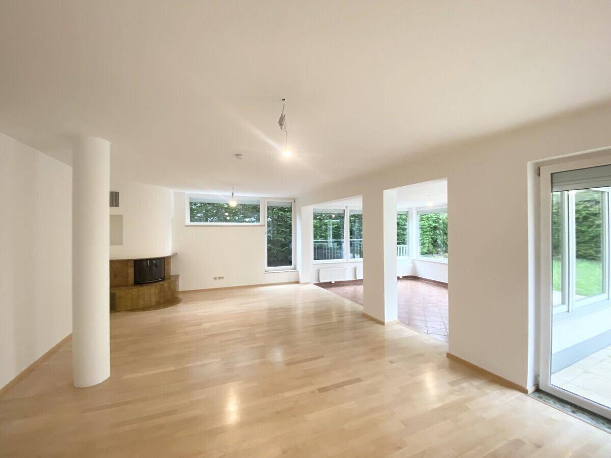 Großzügiges Wohnzimmer und Wintergarten