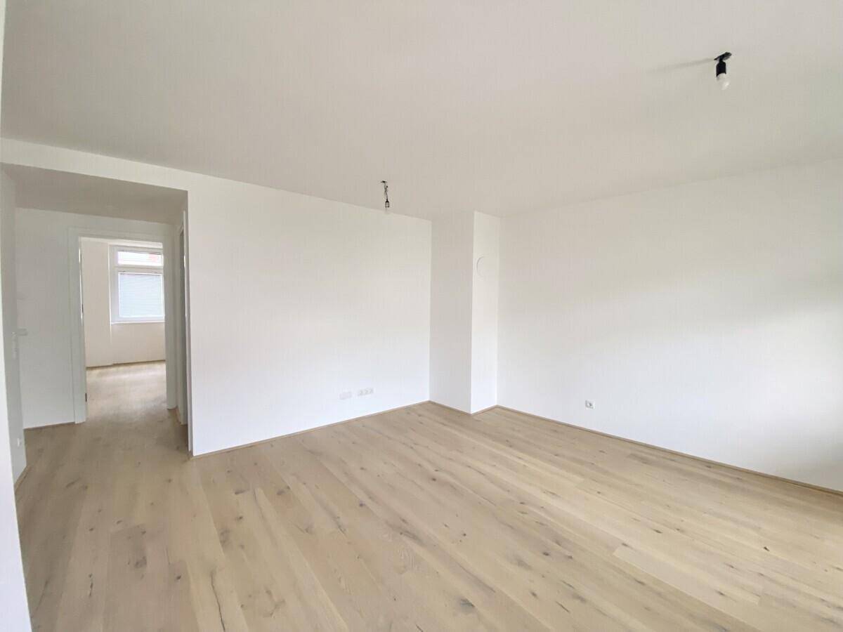 Wohnesszimmer mit Blick Richtung Schlafzimmer