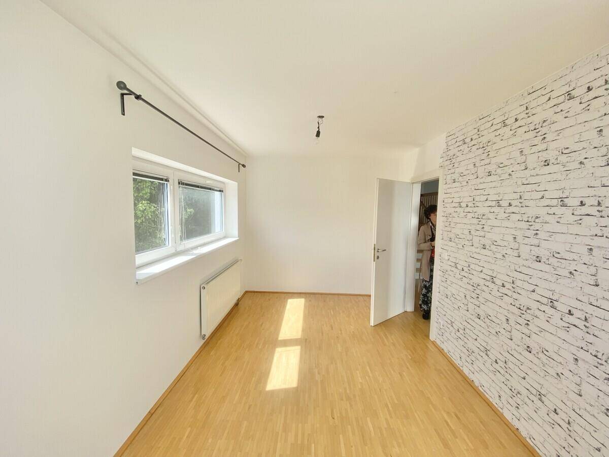 Schlafzimmer mit Platz für raumhohen Schrank an der Rückwand