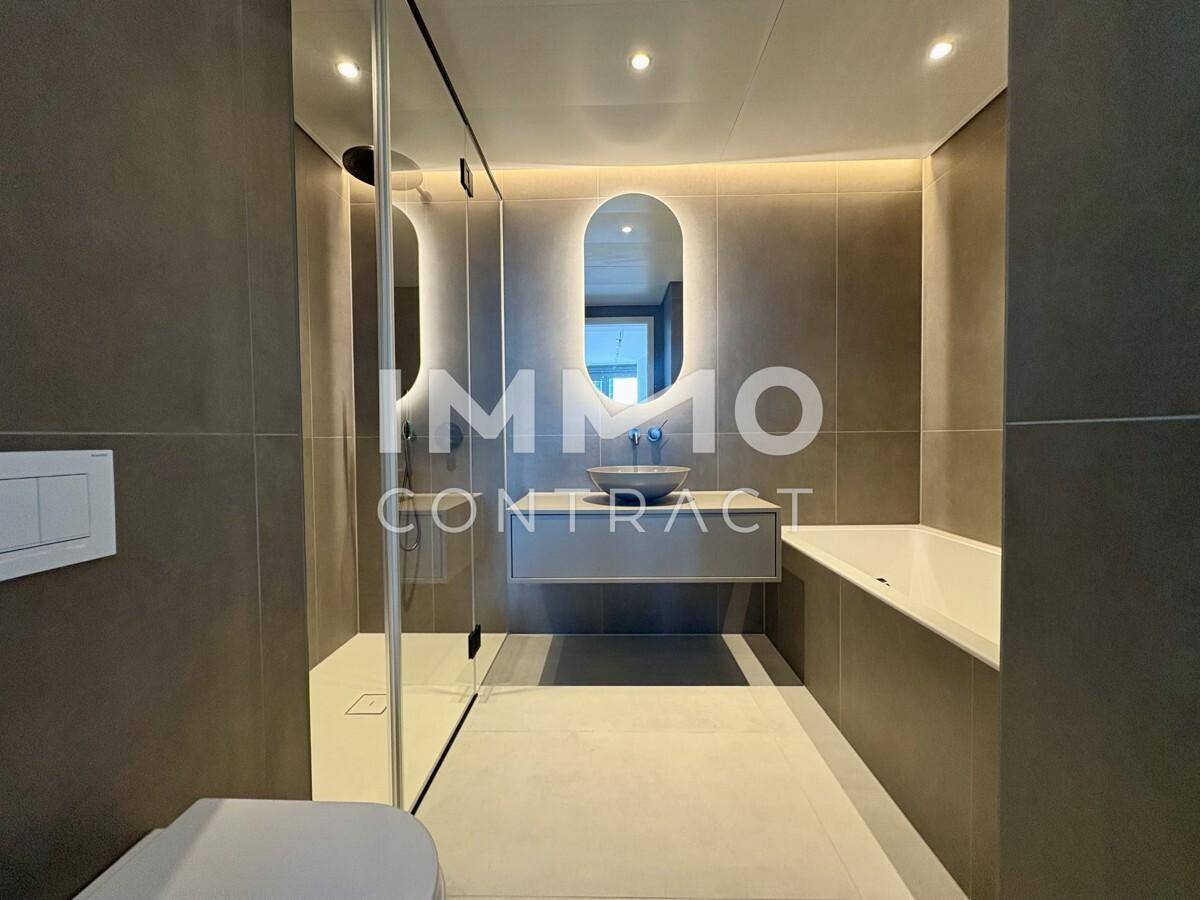Badezimmer mit Wanne und Dusche, WC