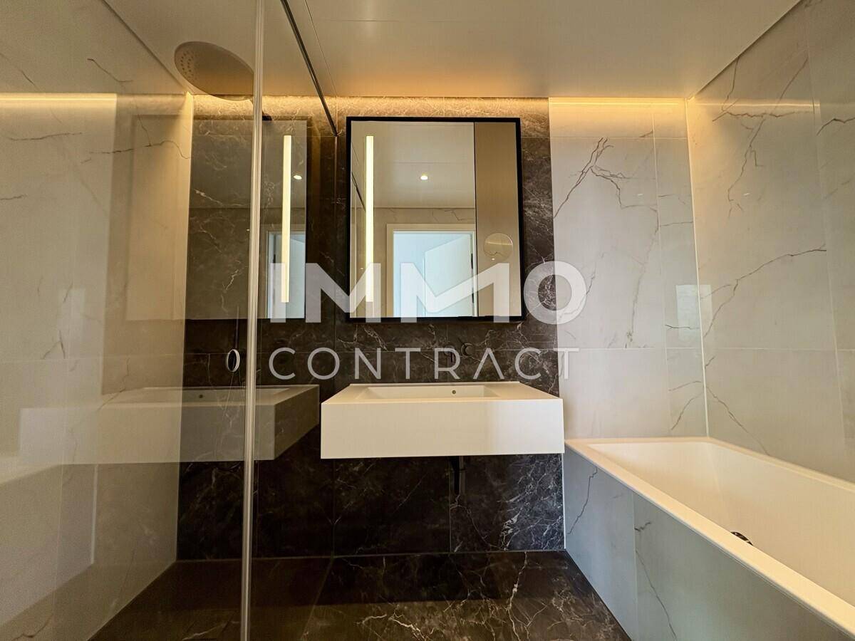 Elegantes Badezimmer mit Dusche & Wanne