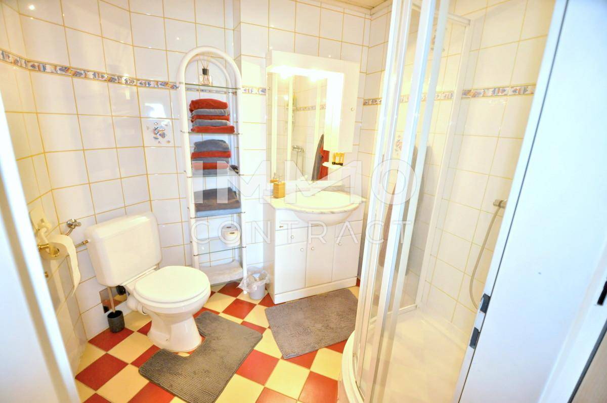 Zweites Badezimmer neben dem Büru und dem zweiten Schlafzimmer - Mit Dusche und WC