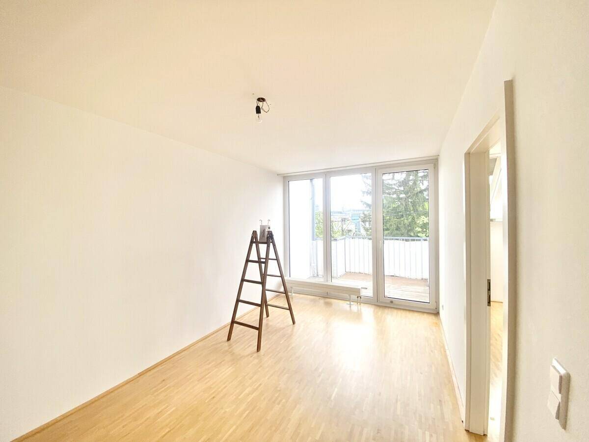 Wohnzimmer mit Ausblick auf Balkon